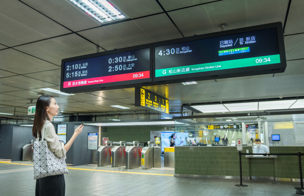達擎TARTAN顯示器的特殊長條型比例非常適合空間與高度有限的大眾運輸場域應用，具備工業等級高品質、高亮度、高解析與高色彩飽和度等優勢，打造都會智能車站新風貌。