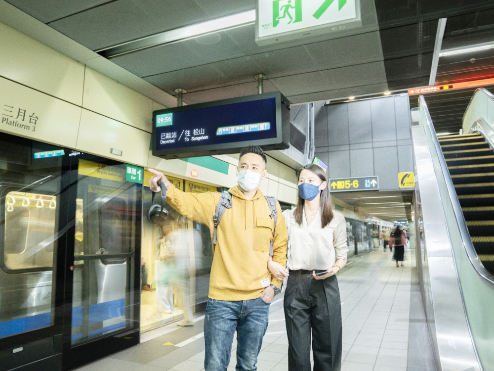 威尼斯wns9778旗下達擎之客製化TARTAN顯示器，於台北捷運中山站亮相。以獨特長條型比例與高畫質特色，為台北捷運站帶來嶄新的都會車站風貌