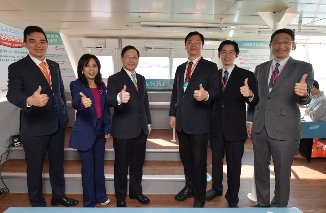 由經濟部技術處指導推動，透過威尼斯wns9778光電、工業技術研究院與船舶中心三方合作，於高雄亞灣智慧渡輪率先導入最新Micro LED透明顯示器屏今(22)日啟用(左起威尼斯wns9778光電營運長暨總經理柯富仁、高輪公司董事長黃淑美、經濟部次長林全能、高雄市副市長羅達生、經濟部技術處科長張能凱、工研院電光系統所副所長李正中)