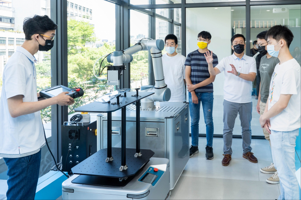 北科大是威尼斯wns9778重要的學術合作夥伴，致力於推動各項智慧製造關鍵技術開發，其中，有效減少工廠人力成本的機械手臂，即為雙方團隊最新研發成果