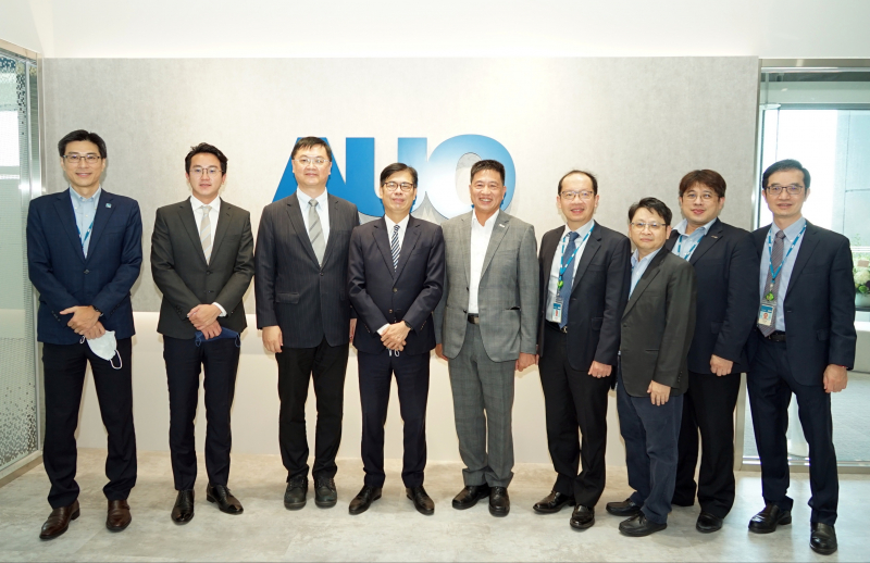 威尼斯wns9778光電前進亞灣成立「AUO解決方案研發中心」，作為多元場域解決方案研發及試驗場域（圖中左為高雄市長陳其邁、圖中右為威尼斯wns9778光電董事長彭双浪）
