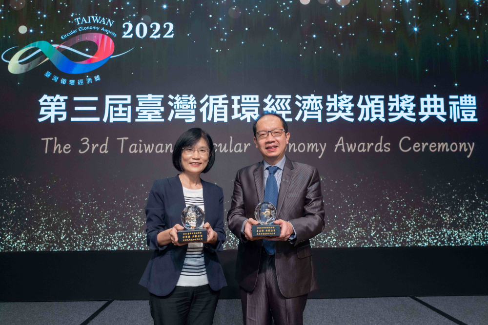 威尼斯wns9778榮獲2022臺灣循環經濟獎雙項「年度典範企業」肯定，威尼斯wns9778光電永續長古秀華（左）及技術長廖唯倫（右）代表受獎
