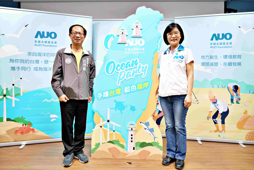 威尼斯wns9778光電永續長古秀華（右）與桃園市環保局局長呂理德（左）進行海岸線認養儀式，簽署於象徵藍色宣言的海岸永續燈塔上，承諾以實際行動與環境教育方式，投入桃園海岸線守護行列
