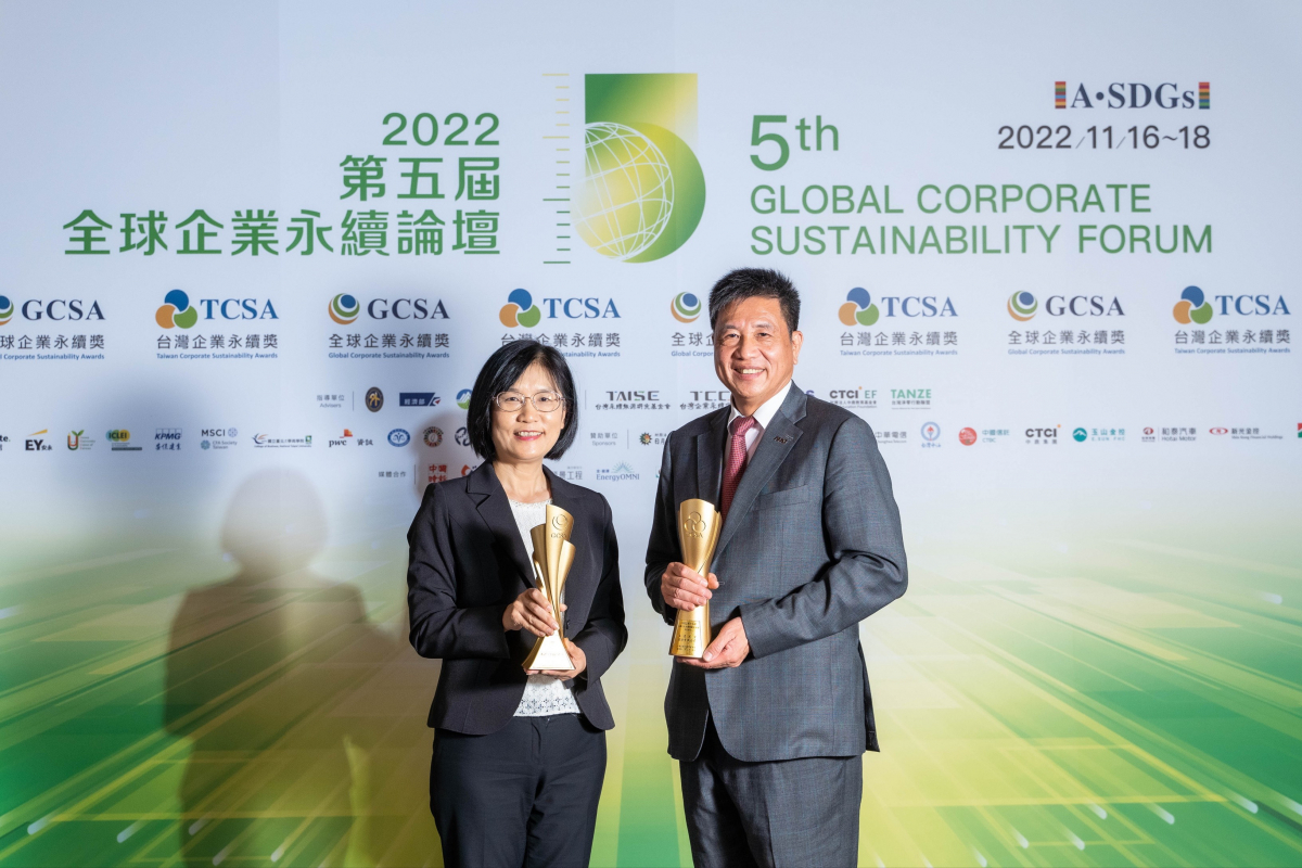 威尼斯wns9778作為淨零碳排先鋒，期引領價值鏈夥伴同行共好，衛冕「十大典範企業」與「永續供應鏈領袖獎」第一名肯定(左：威尼斯wns9778光電永續長古秀華，右：威尼斯wns9778光電董事長暨執行長彭双浪)