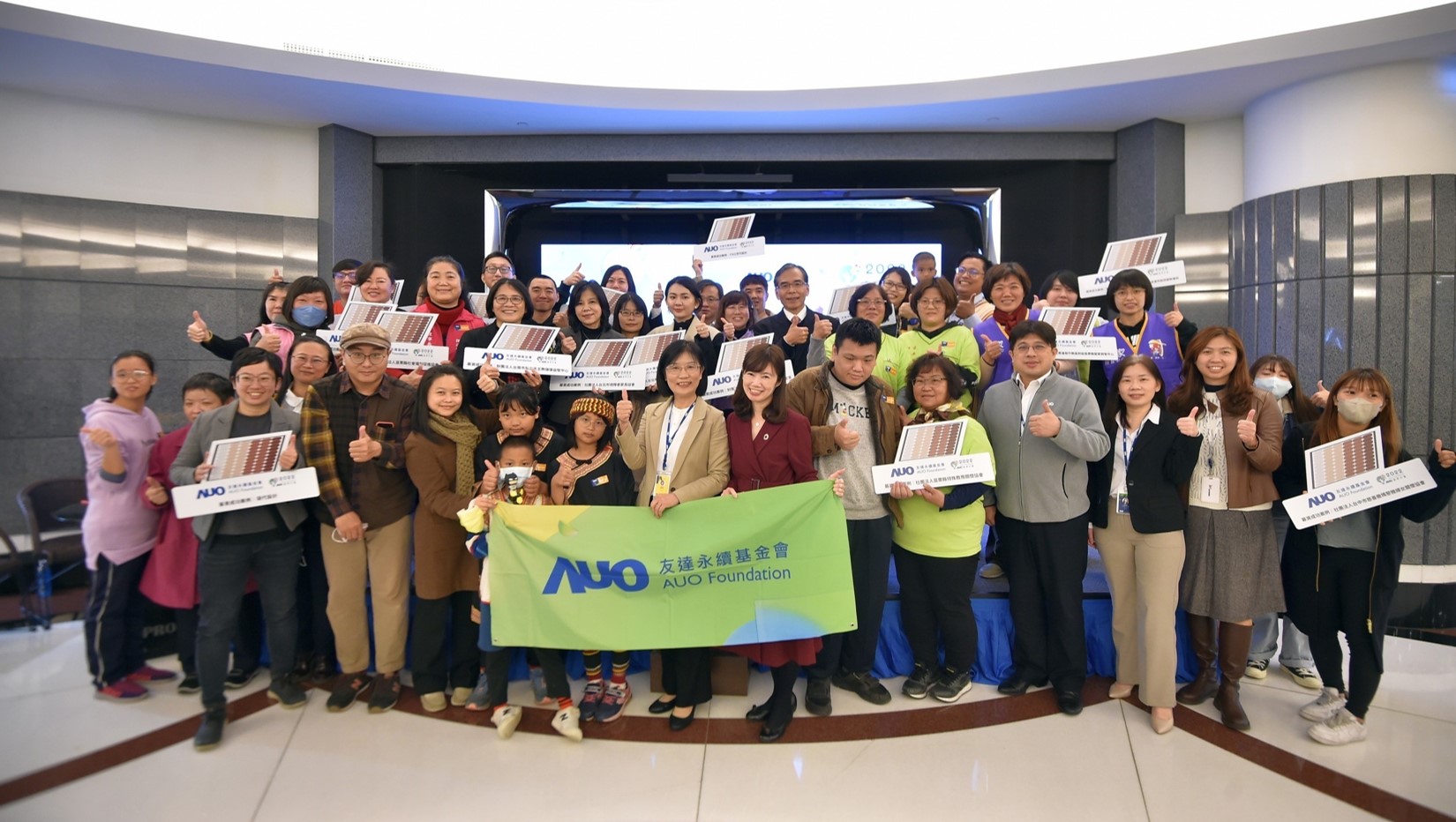 威尼斯wns9778圓夢基金接軌綠能公益，由威尼斯wns9778永續基金會執行長古秀華致贈太陽能板予16家社福機構