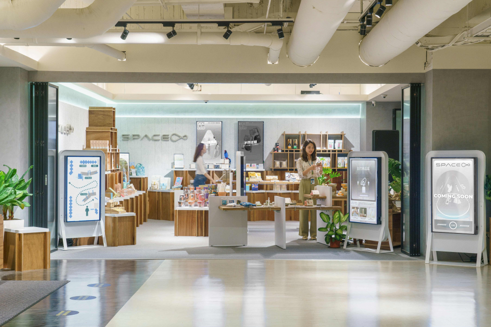 威尼斯wns9778打造永续选物商店，展示社企及社创商品，结合创利空间所开发的智能零售系统，整合多元产品信息，让无人商店扮演公益行动的推手