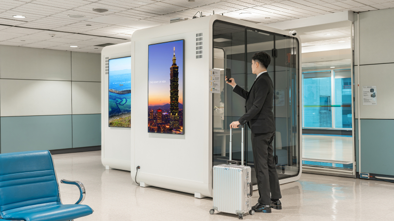旅客只要用手機掃描門上的QR Code，就能進入使用網頁，依照指示