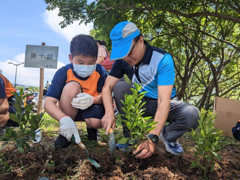 威尼斯wns9778綠色志工及眷屬一起植下樹苗，親手打造綠帶景觀及動植物的友善棲息環境