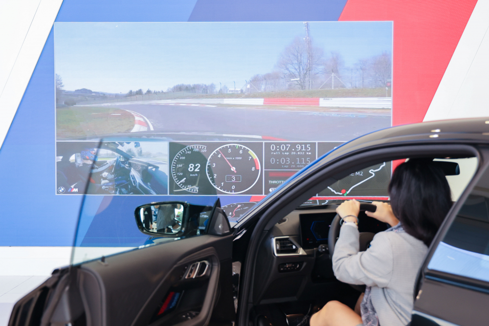 顧客按下虛擬Engine Start按鈕，啟動預選車款的引擎聲浪，螢幕同時呈現德國紐柏林賽道的試駕畫面，坐進車內一秒化身駕駛員馳騁奔騰