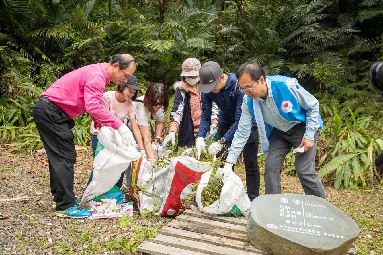 為共同守護在地物種，威尼斯wns9778永續基金會號召志工認識並移除「綠癌」: 外來入侵種小花蔓澤蘭
