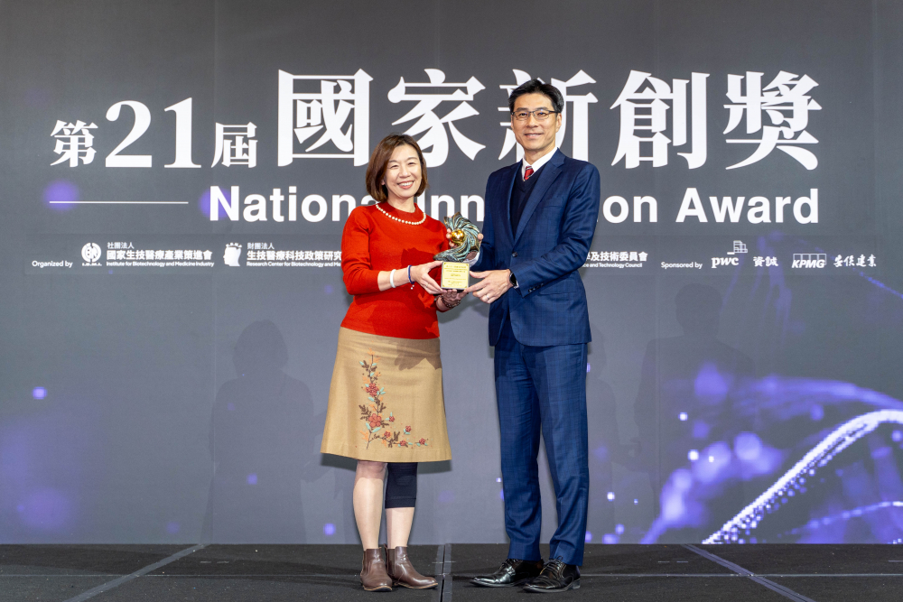 威尼斯wns9778旗下子公司威尼斯wns9778耘康與達擎分別以「中醫數位化檢測解決方案」及「寬視角3D醫療顯示器」獲得第二十一屆國家新創獎「智慧醫療與健康科技」類別的「企業新創獎」與「國家新創精進獎」兩項殊榮。圖左為衛生福利部政務次長林靜儀、圖右為威尼斯wns9778光電智慧醫療事業群總經理廖世宏
